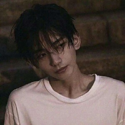 宝藏！20 岁左右高清帅气真人男照片头像来袭