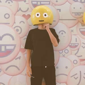 真人情侣头像一对两张，充满了甜蜜与爱意