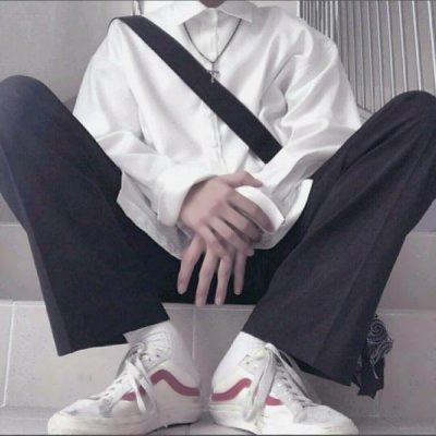 男生坐着不露脸真人头像大全