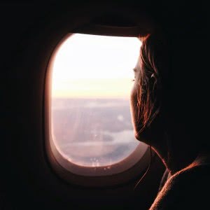 安静伤感望向飞机窗外的头像图片，超有感觉