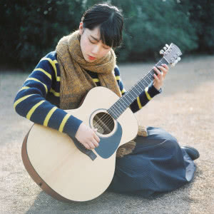 孤独弹吉他的唯美女生头像图片