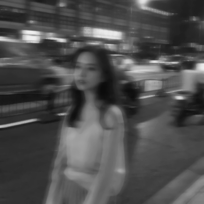 氛围感拉满！微信模糊感黑白女生头像图片