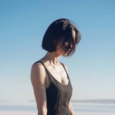 短发女生侧脸头像，太飒啦！