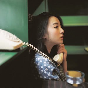 被这张孤独打电话的女生头像戳中心巴