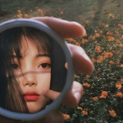 镜子头像女生真人，女生对镜子拍照