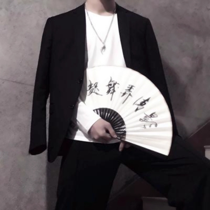 超酷!不露头不露脸的男生扇子头像来袭