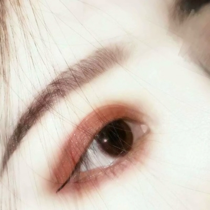 女生头像特写：灵动眼睛 + 饱满嘴唇，颜值感拉满