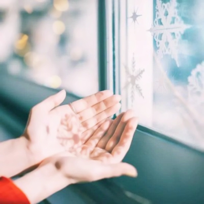 高级感带手头像图片:光影质感 + 温柔构图,唯美又显气质