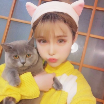 女生抱猫头像合集：软萌猫咪 + 甜酷女生，适配所有场景