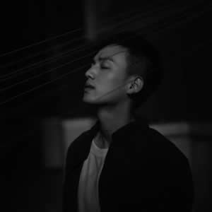 高质感男生QQ黑白伤感头像：小众不撞款，戳中情绪共鸣