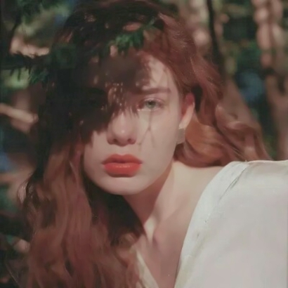 欧美女生意境风头像精选｜温柔 / 清冷 / 复古风图片