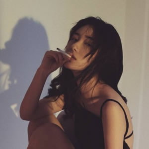 女生霸气颓废超拽头像|自带疏离感,朋友圈吸睛必备