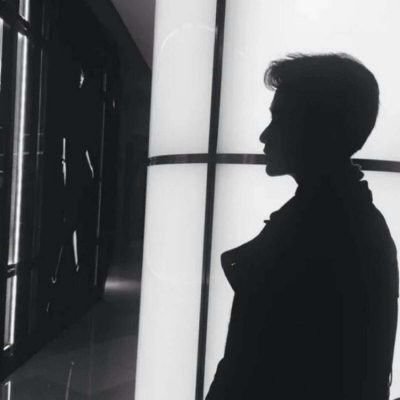 黑白系高冷男生头像 尽显沉稳气质