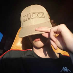 微信男生戴帽子头像推荐：显脸小版型 + 个性设计