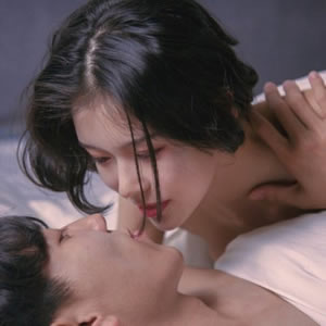 小众高级床上情侣头像两人｜不撞款，尽显情侣间的温馨感