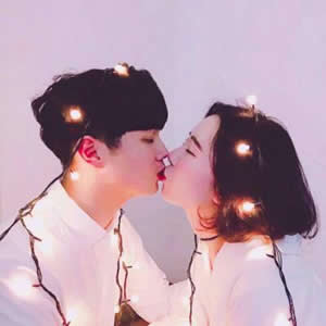 氛围感亲吻情侣头像，朋友圈配图绝配