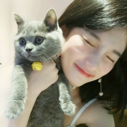 真人实拍带猫的女生头像图片