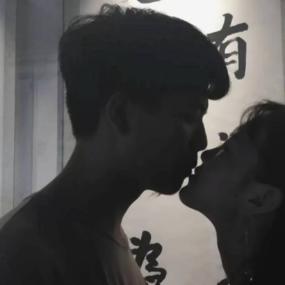 一对分开情侣头像合起来合成完整一张图