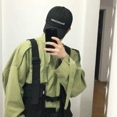 手拿手机遮脸男士头像 潮流帅气