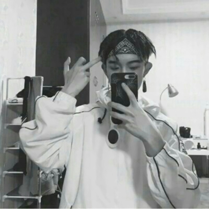 拿手机自拍手机控的男生头像合集