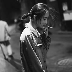 qq头像孤独女生黑白合集
