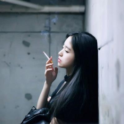 霸气范高冷抽烟女生头像 小众酷感女生