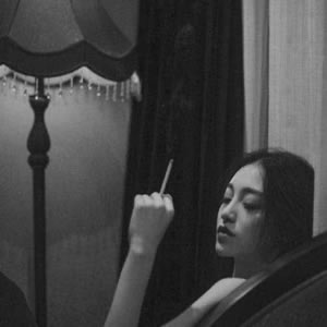黑白女生头像伤感高冷 女生头像 第5张