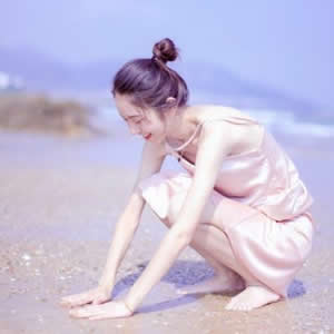 女生真人蓝色海边头像