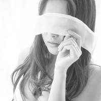 伤感女生黑白头像，孤独emo