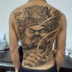背部纹身图案男生头像