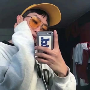 男生拿手机图片头像 男生头像 第3张