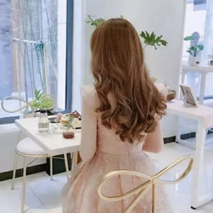 qq头像背影长发女 女生头像 第2张