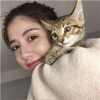 女生抱猫咪的慵懒头像 女生头像 第15张