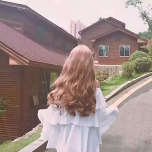 qq头像背影长发女 女生头像 第3张