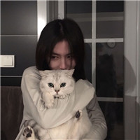 女生抱猫咪的慵懒头像 女生头像 第12张