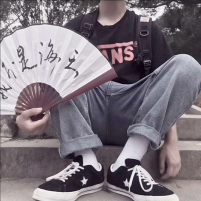手持扇子男生头像 男生头像 第9张