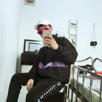男生头像拿着手机 男生头像 第12张