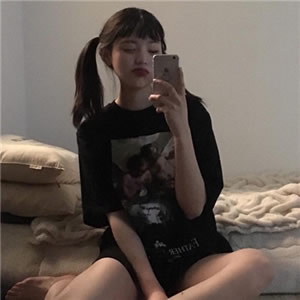 女伤感黑暗拿着手机自拍头像 女生头像 第4张