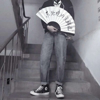 手持扇子男生头像