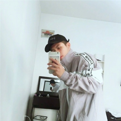 男生头像拿着手机 男生头像 第10张