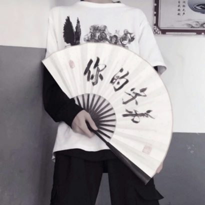 手持扇子男生头像 男生头像 第7张