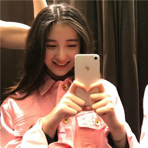 女伤感黑暗拿着手机自拍头像 女生头像 第10张