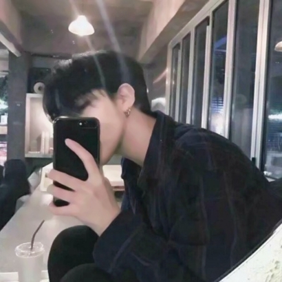 男生头像拿着手机 男生头像 第3张