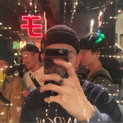男生头像拿着手机 男生头像 第4张