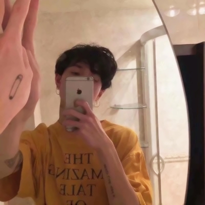 男生头像拿着手机 男生头像 第8张
