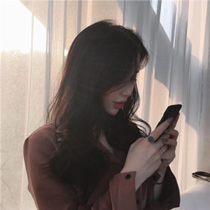 女伤感黑暗拿着手机自拍头像 女生头像 第3张