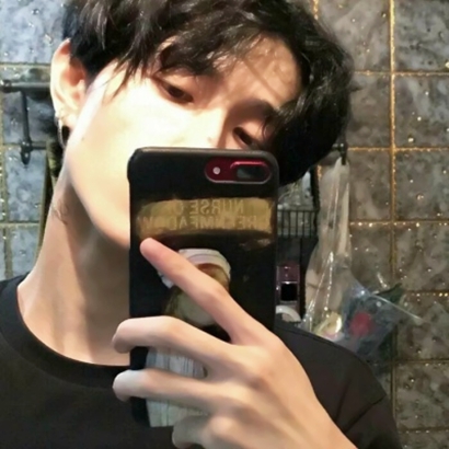 男生头像拿着手机 男生头像 第19张