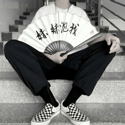手持扇子男生头像 男生头像 第2张