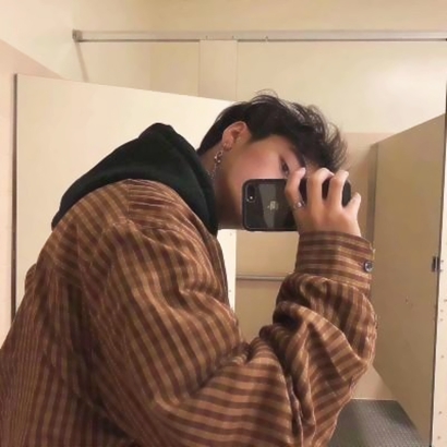 男生头像拿着手机 男生头像 第5张