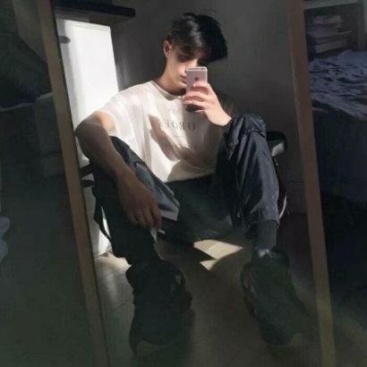 男生头像拿着手机 男生头像 第7张
